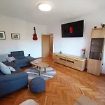 Novi Prostrani Apartman U Strogom Centru Pule