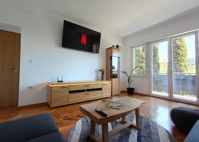 Novi Prostrani Apartman U Strogom Centru Pule